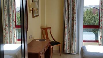 Edredones de plumas, escritorio, cortinas opacas