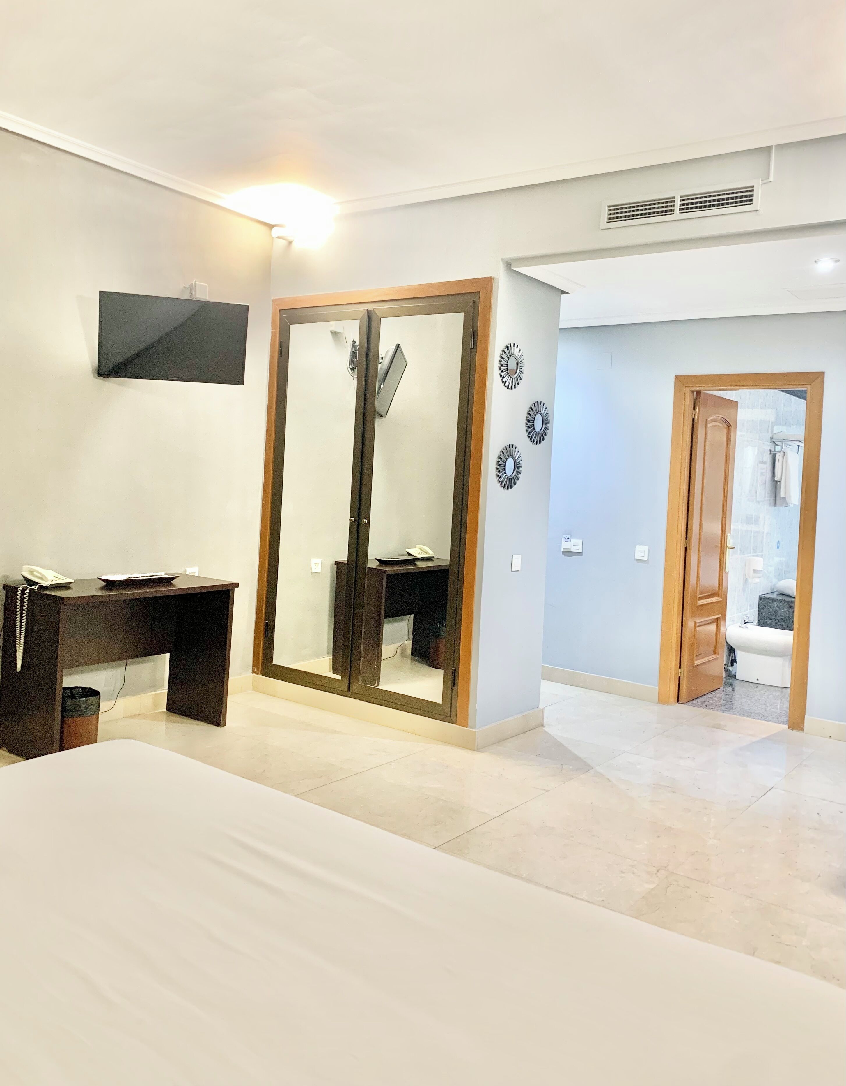 Habitación Deluxe doble | Edredones de plumas, escritorio, cortinas opacas