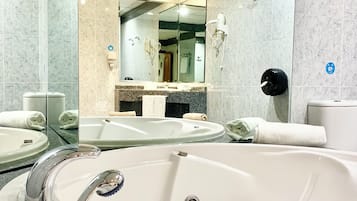 Kahden hengen deluxe-huone | Kylpyhuone | Poreamme, ilmaiset hygieniatuotteet, hiustenkuivaaja, bidee