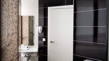 Jetted tub, free toiletries, hair dryer, bidet