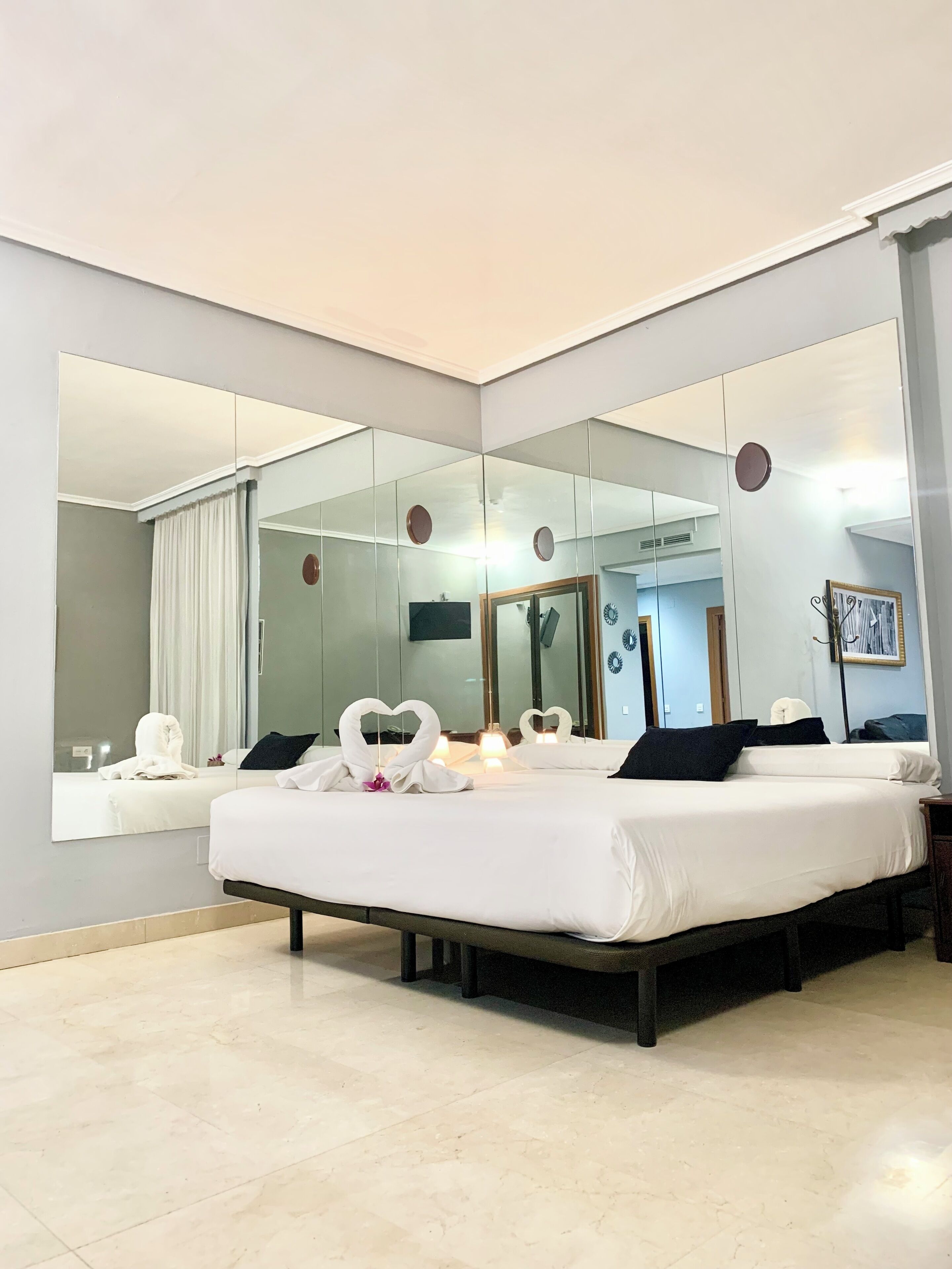 Habitación Deluxe doble | Edredones de plumas, escritorio, cortinas opacas