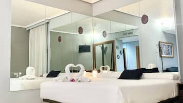 Habitación Deluxe doble | Edredones de plumas, escritorio, cortinas opacas