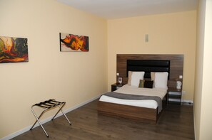 Hypo-allergenic bedding, memory foam beds, individually decorated - Kyriad Direct Morez (Hauts de Bienne)