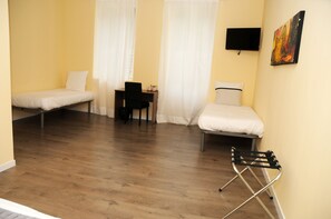 Family Quadruple Room | Hypo-allergenic bedding, memory foam beds, individually decorated - Kyriad Direct Morez (Hauts de Bienne)
