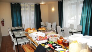 Daily buffet breakfast for a fee - Kyriad Direct Morez (Hauts de Bienne)