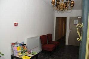 Reception - Kyriad Direct Morez (Hauts de Bienne)