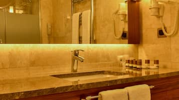 Family Room | Bathroom
