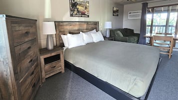Standaard kamer, 1 kingsize bed, keuken, uitzicht op meer (No Television) | Beddengoed