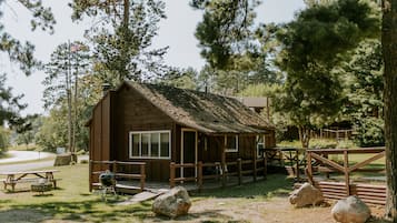 Pines Cabin 2 Bdrm, Fireplace, Full Kitchen | Bed sheets