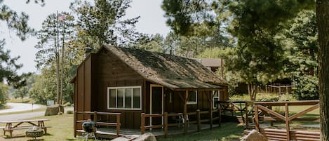 Pines Cabin 2 Bdrm, Fireplace, Full Kitchen | Bed sheets