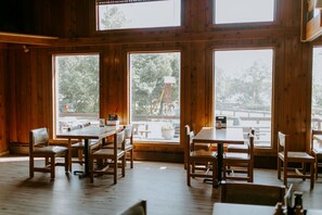 Restaurant - Silver Rapids Lodge (Ely)