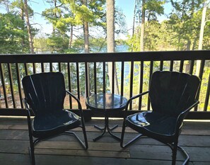 Phòng Tiêu chuẩn, 1 giường cỡ king, bếp, quang cảnh hồ (No Television) | Hiên