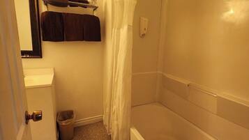 トリプルルーム 禁煙 | バスルーム | シャワー付き浴槽、バスアメニティ (無料)