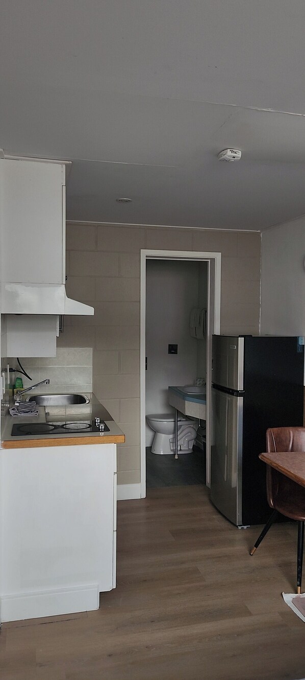 Studio, Non Smoking | Private kitchen | Fridge, microwave, coffee/tea maker - Centennial Motel (Kindersley)