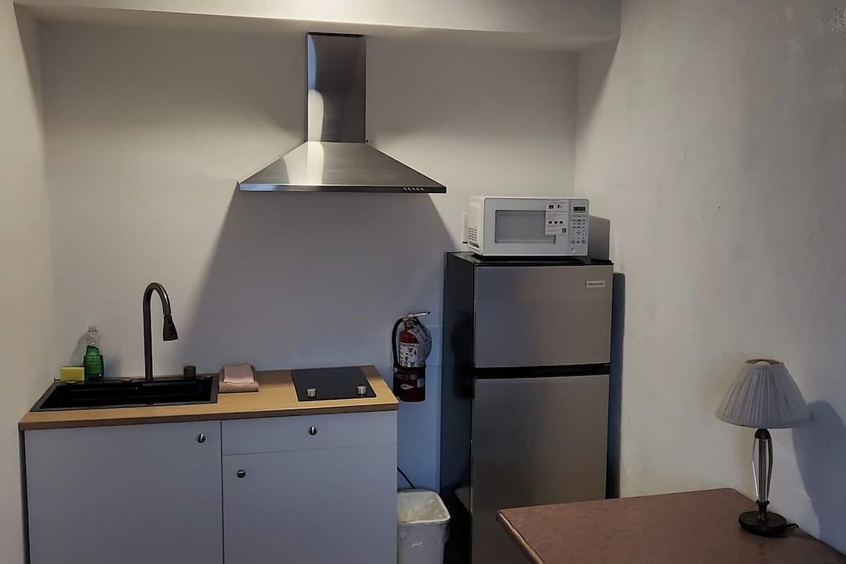 Studio Suite | Private kitchen | Fridge, microwave, coffee/tea maker