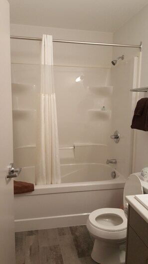 بديكورات فريدة لكل غرفة وطراز فريد لكل وحدة ومكتب وستائر تعتيم