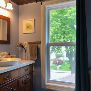 Individually decorated, individually furnished, free WiFi - Blue Gables Bed and Breakfast (Niagara Falls)