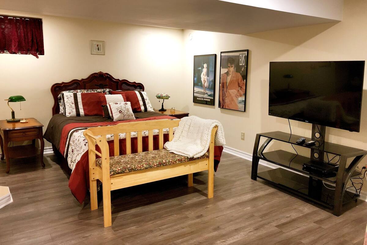 Honeymoon Room (Basement Suite) | WiFi (free), individually decorated, individually furnished