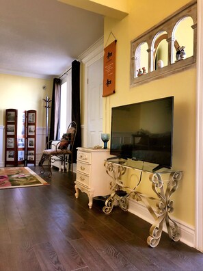 Living area - Blue Gables Bed and Breakfast (Niagara Falls)