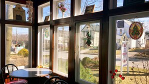 Breakfast area - Blue Gables Bed and Breakfast (Niagara Falls)