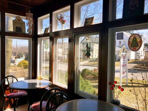 Free daily full breakfast - Blue Gables Bed and Breakfast (Niagara Falls)