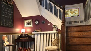 Reception hall - Blue Gables Bed and Breakfast (Niagara Falls)