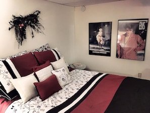 Honeymoon Room (Basement Suite) | Individually decorated, individually furnished, free WiFi - Blue Gables Bed and Breakfast (Niagara Falls)