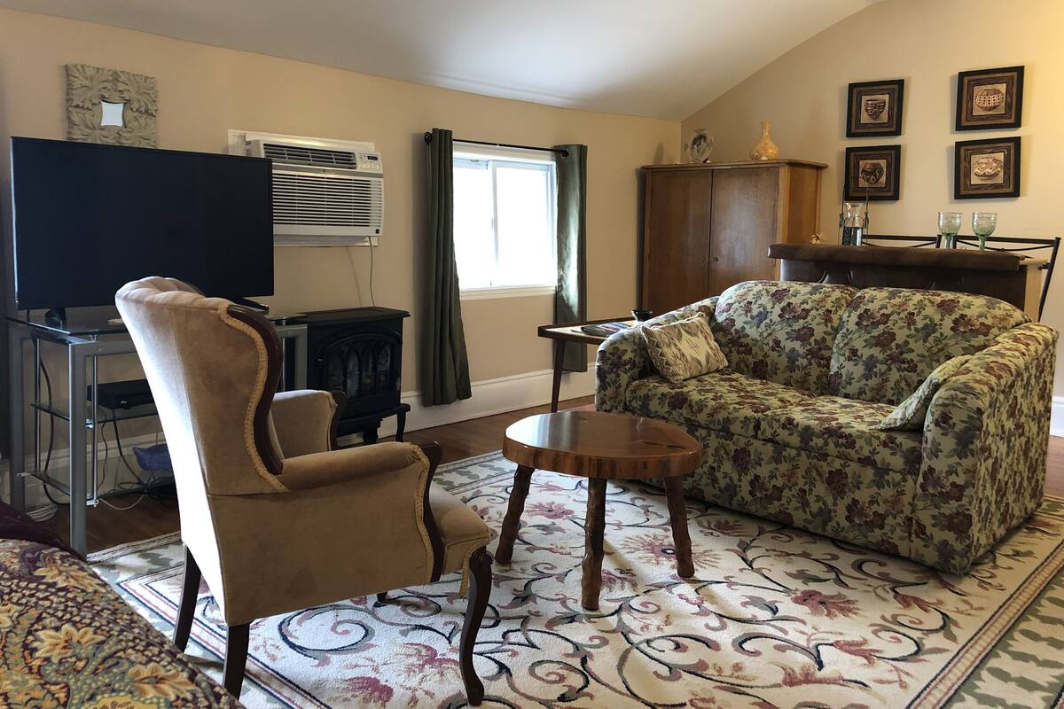 Room (California) | Living area | TV