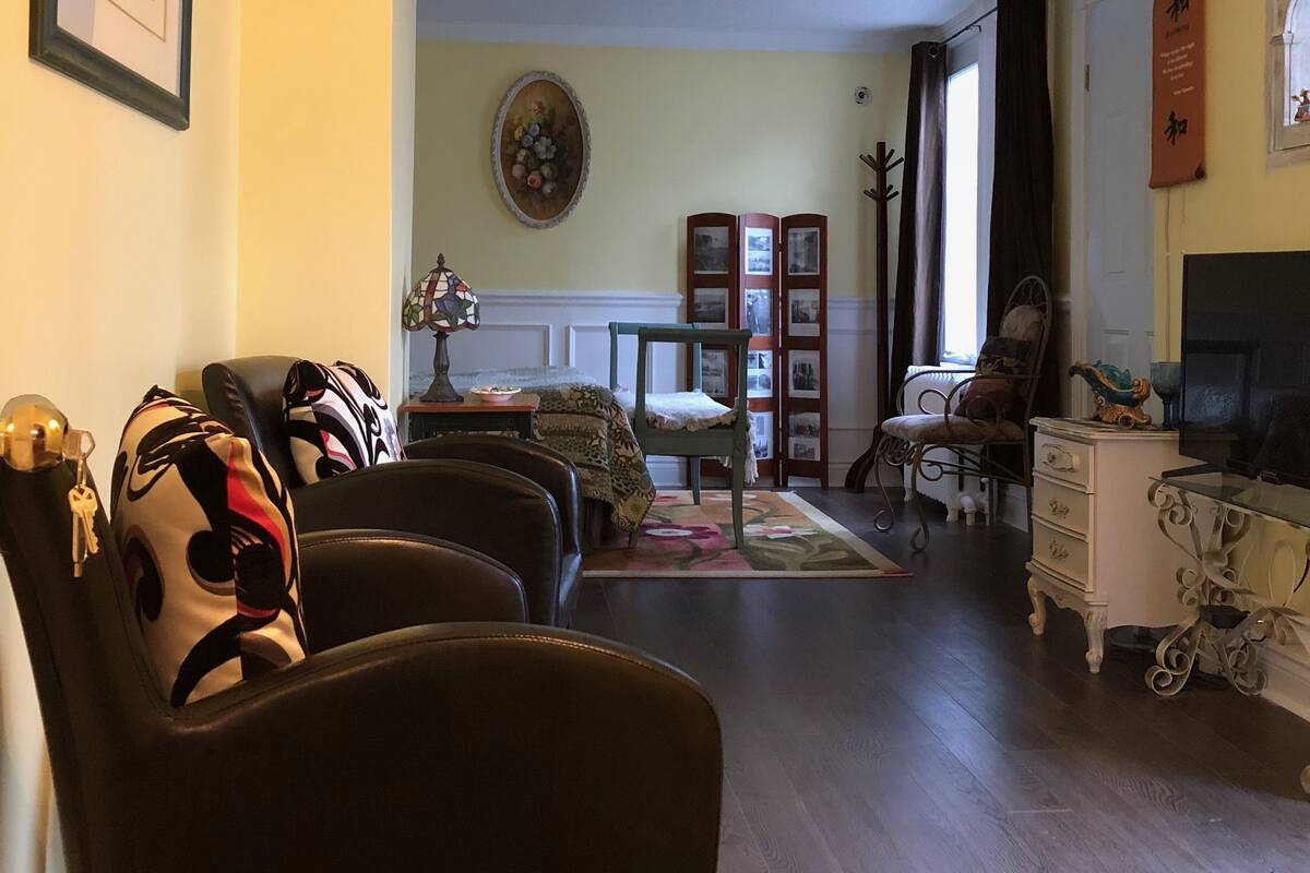 Room (Victorian) | Living area | TV