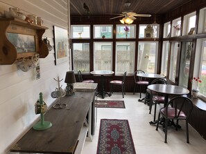 Free daily full breakfast - Blue Gables Bed and Breakfast (Niagara Falls)