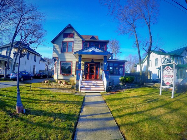 Front of property - Blue Gables Bed and Breakfast (Niagara Falls)