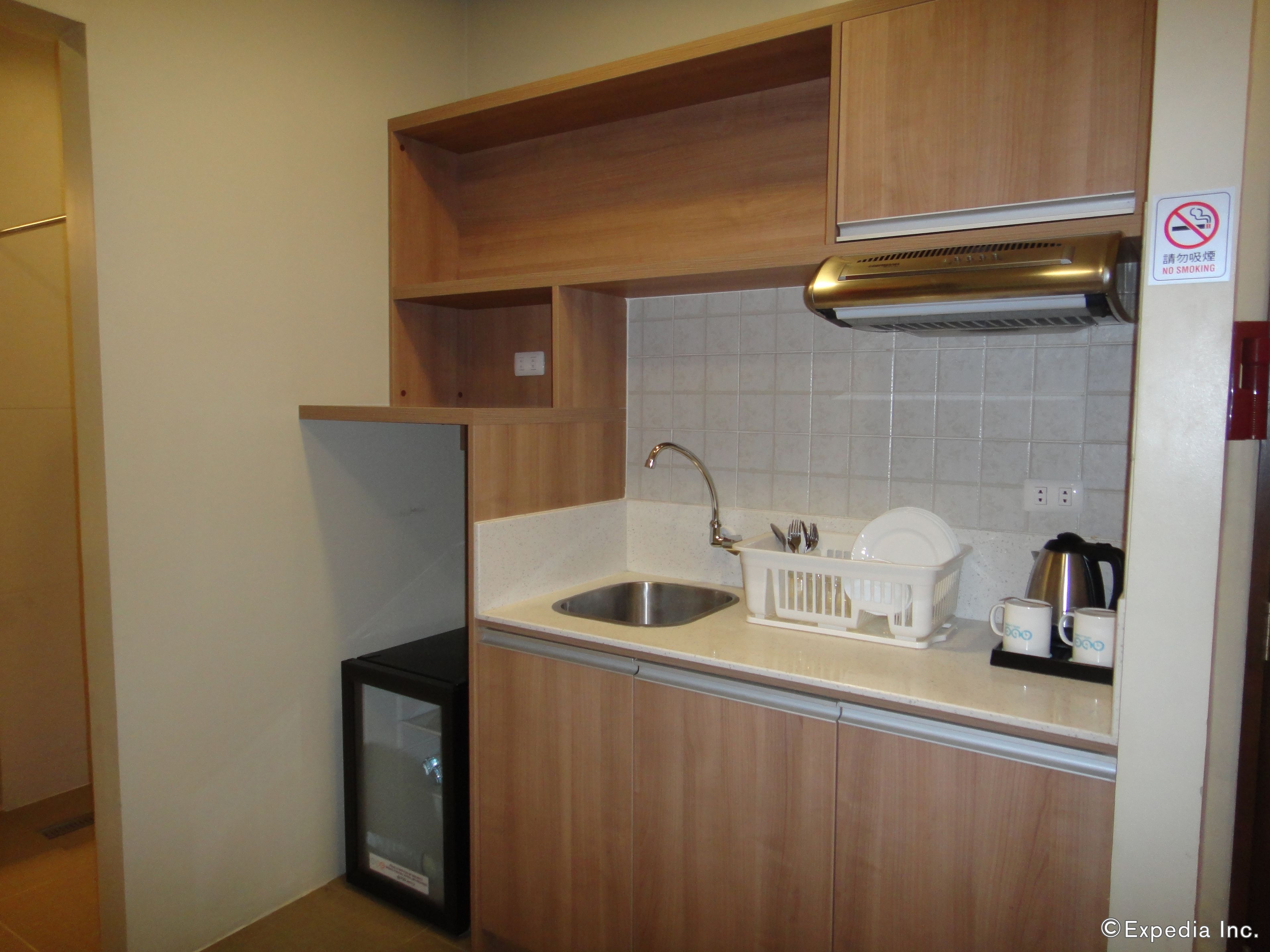 family room, 2 bedrooms | private kitchenette | electric kettle