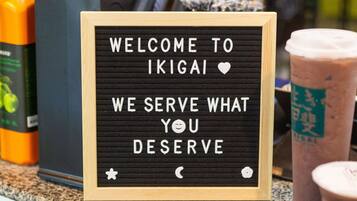 Un letrero en una barra dice: "BIENVENIDOS A IKIGAI, SIRVIMOS LO QUE TE MERECE".