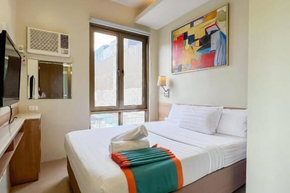 Minibar, coffres-forts dans les chambres, bureau, Wi-Fi gratuit