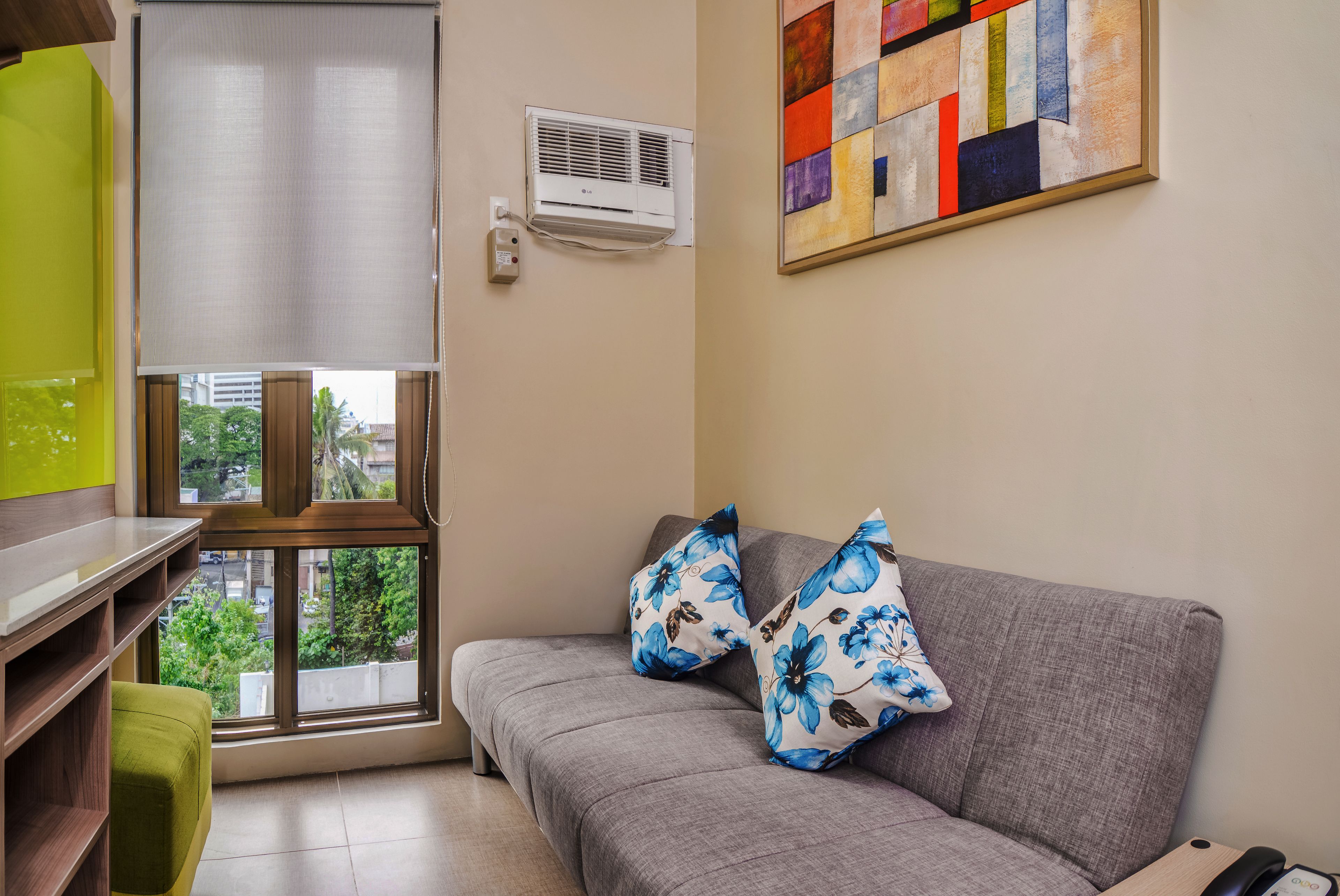 suite, 1 bedroom | living area | 32-inch flat-screen tv with cable channels, tv