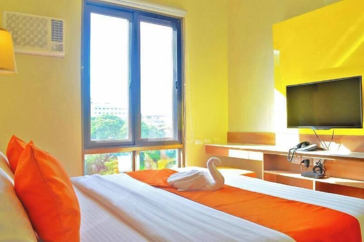 Minibar, brankas, meja kerja, dan Wi-Fi gratis