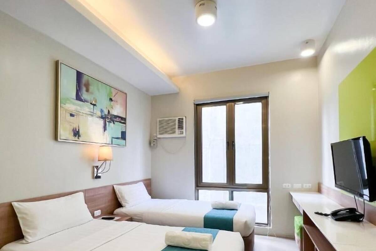 Minibar, brankas, meja kerja, dan Wi-Fi gratis