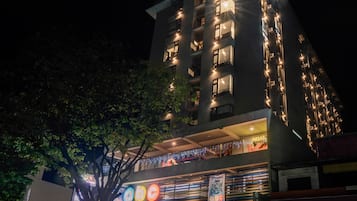 住宿正面 (夜晚)