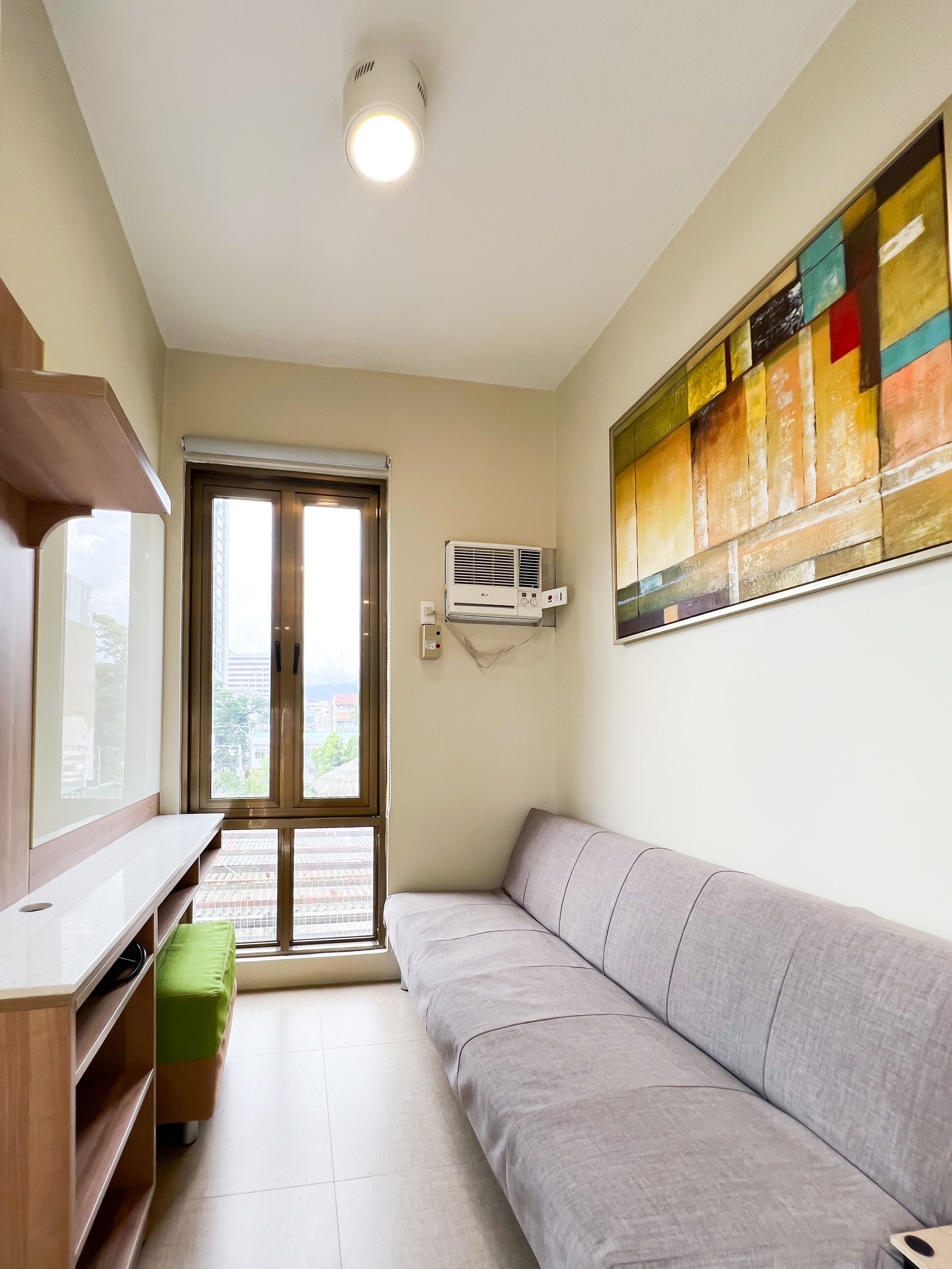 suite, 1 bedroom | living area | 32-inch flat-screen tv with cable channels, tv