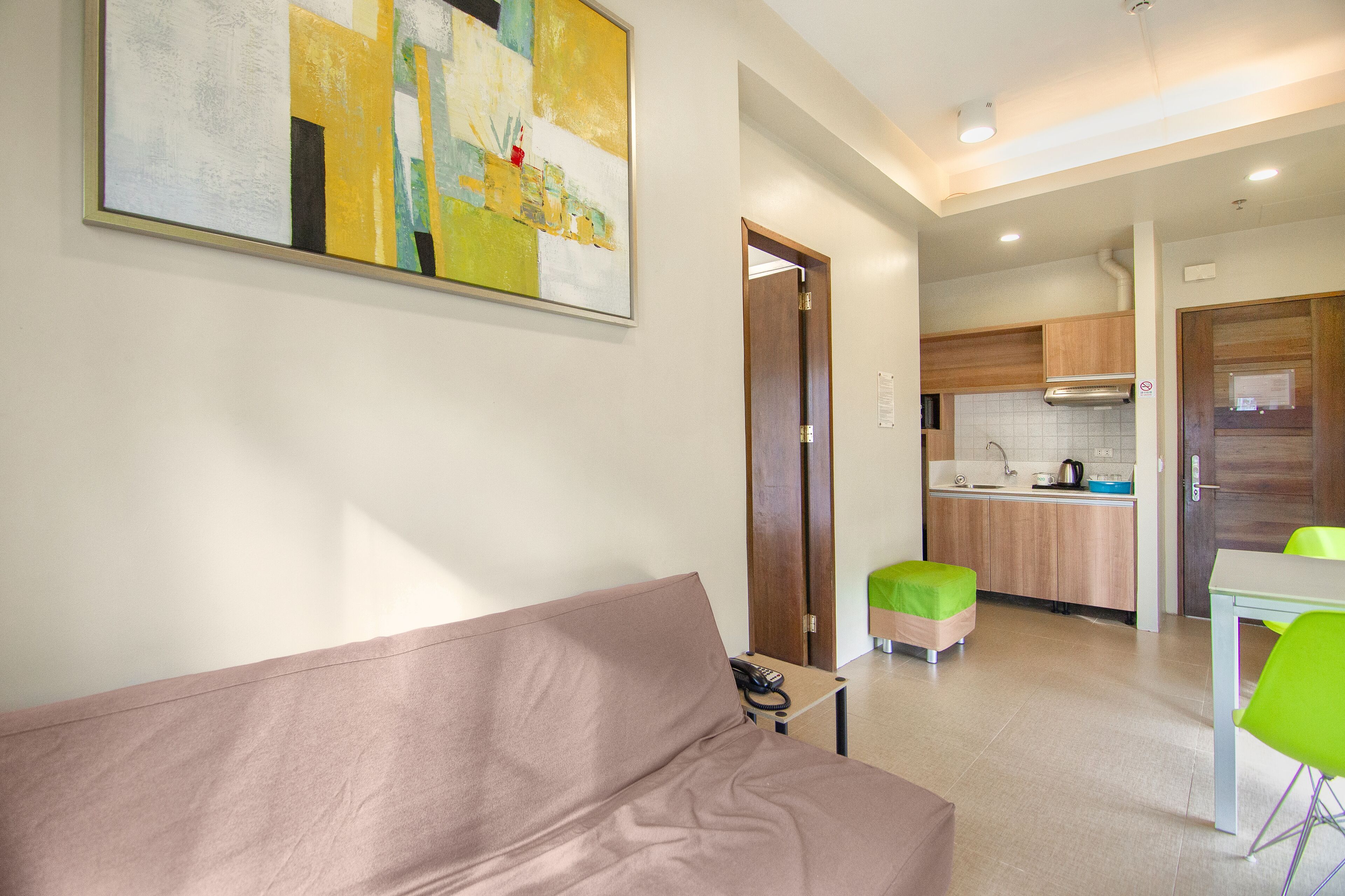 suite, 1 bedroom | living area | 32-inch flat-screen tv with cable channels, tv