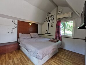 Escritorio, wifi gratis y ropa de cama