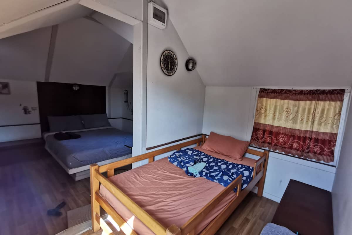 Triple Bungalow | Desk, free WiFi, bed sheets