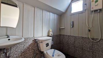 Triple Bungalow | 浴室 | 淋浴設備、免費盥洗用品、拖鞋、坐浴桶