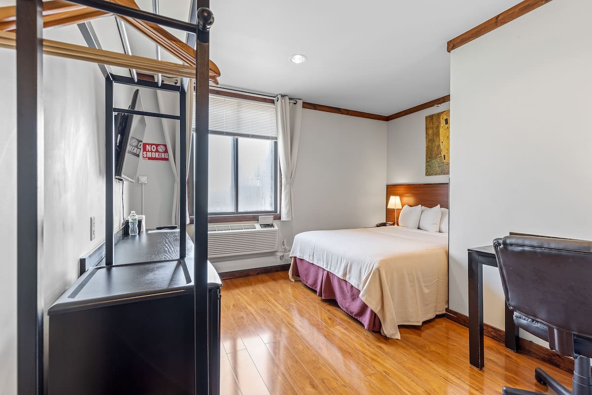 room, 1 queen bed | 1 bedroom, in-room safe, desk, laptop workspace