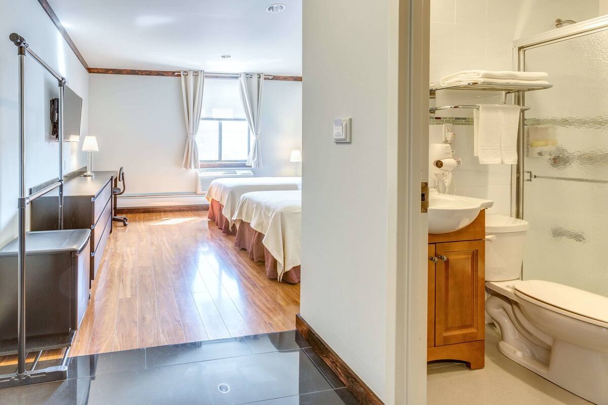 room, 2 single beds | 1 bedroom, in-room safe, desk, laptop workspace