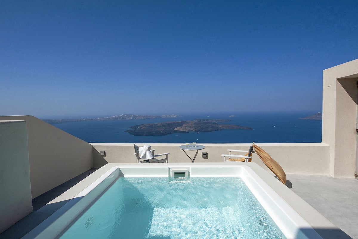 Una piscina en la azotea con vistas despejadas al mar y a las islas.