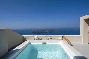 A rooftop pool with a clear view of the sea and islands. - Ikia Kriton (Santorini)