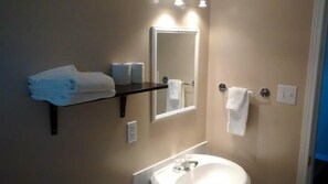 Free toiletries, towels - Wheel Inn Motel (Temiskaming Shores)