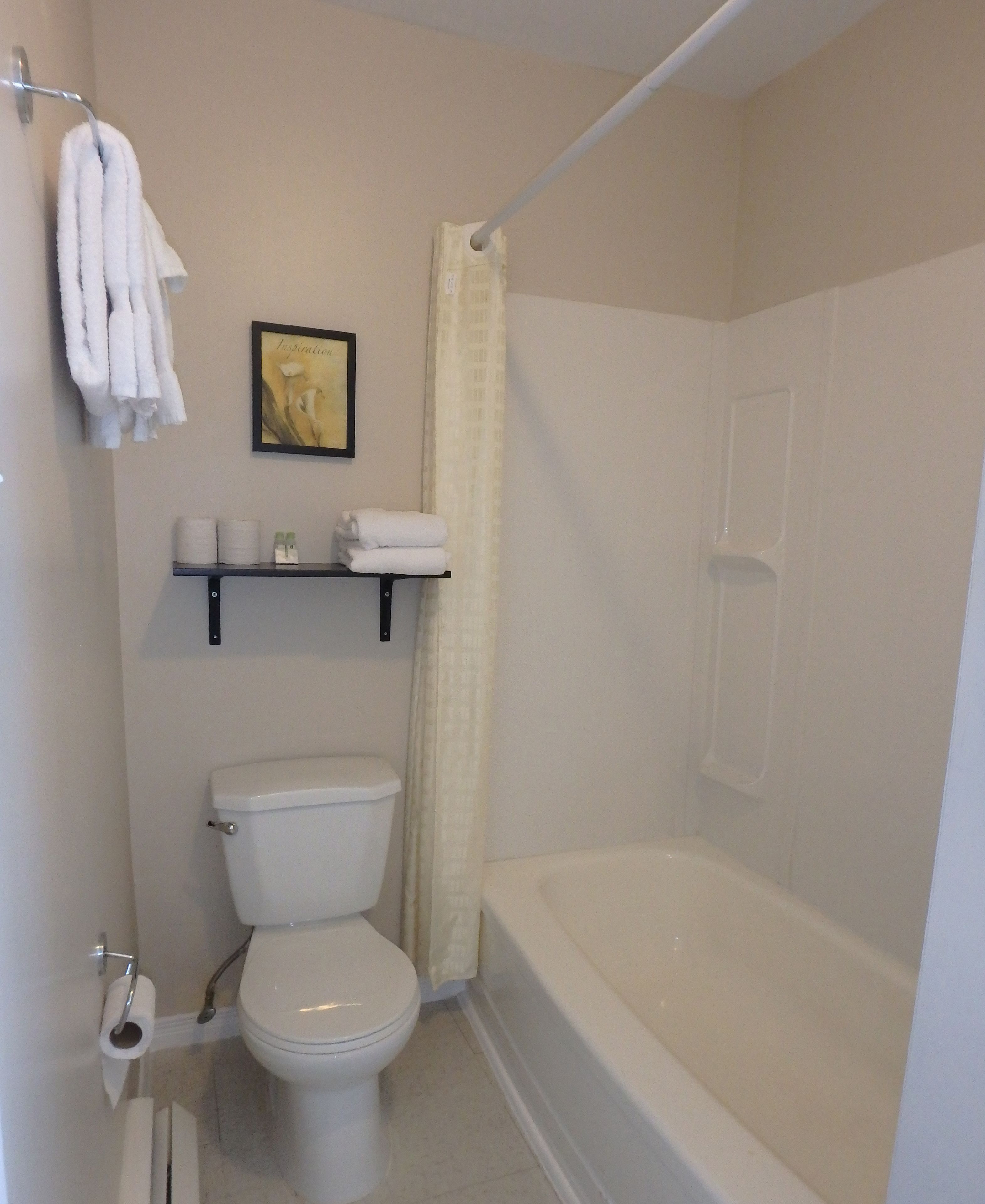 Standard Room, 2 Double Beds | Bathroom | Free toiletries, towels