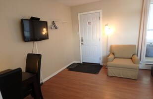 标准房, 2 张双人床 | 起居区 | 32-英寸纯平电视 （配备有线频道）、电视